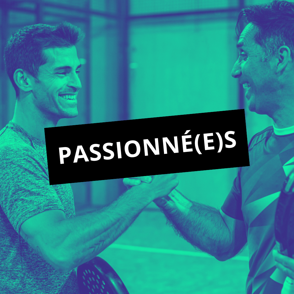 Un match de padel en double masculin, deux équipes s’affrontent sur le court à Lille